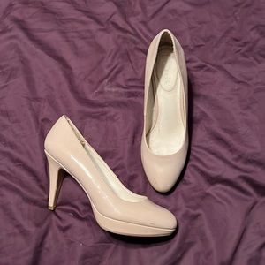 Nude pumps